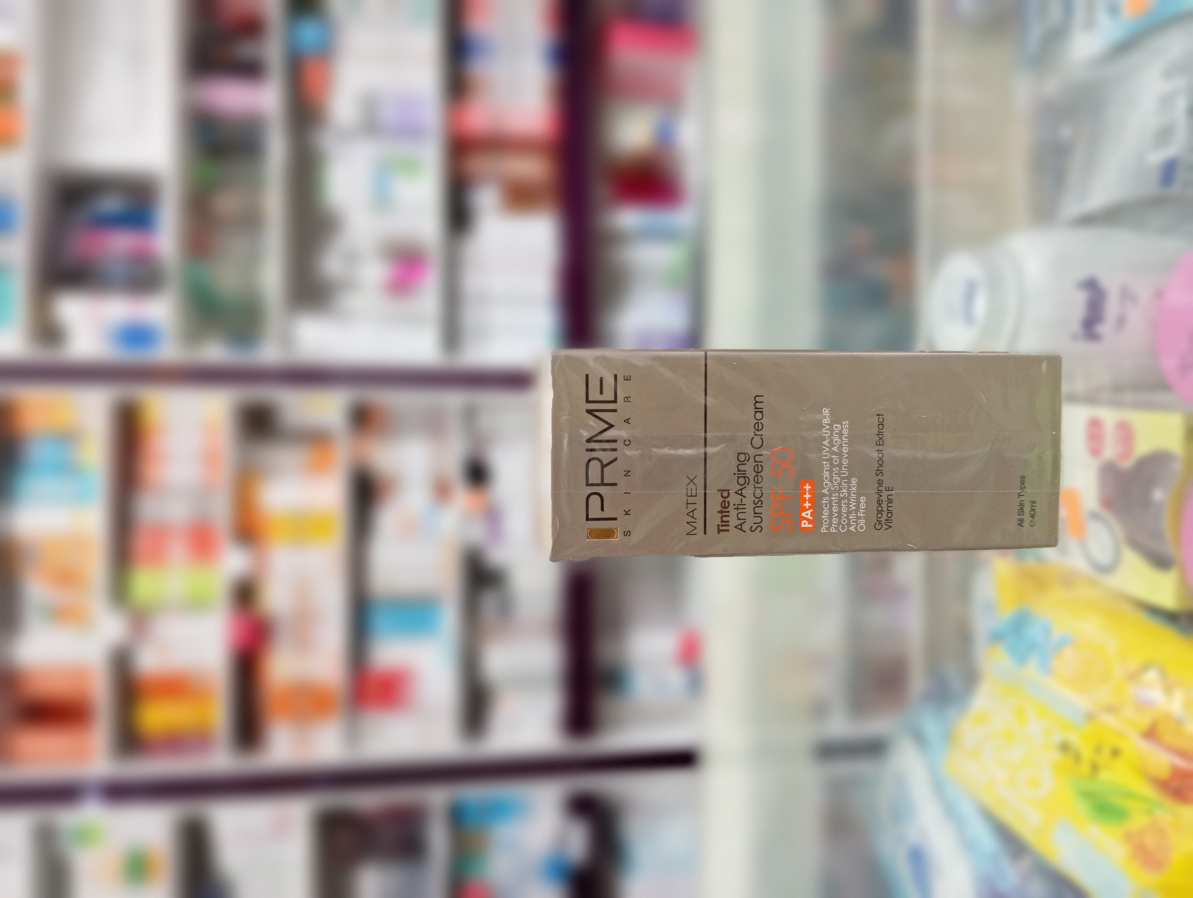 کرم ضدآفتاب جوان کننده SPF50 پرایم(رنگی)